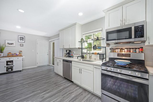 10425 Mills Tower Dr, Rancho Cordova, CA 95670