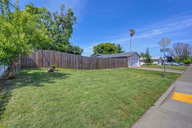 10425 Mills Tower Dr, Rancho Cordova, CA 95670