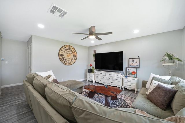 10425 Mills Tower Dr, Rancho Cordova, CA 95670