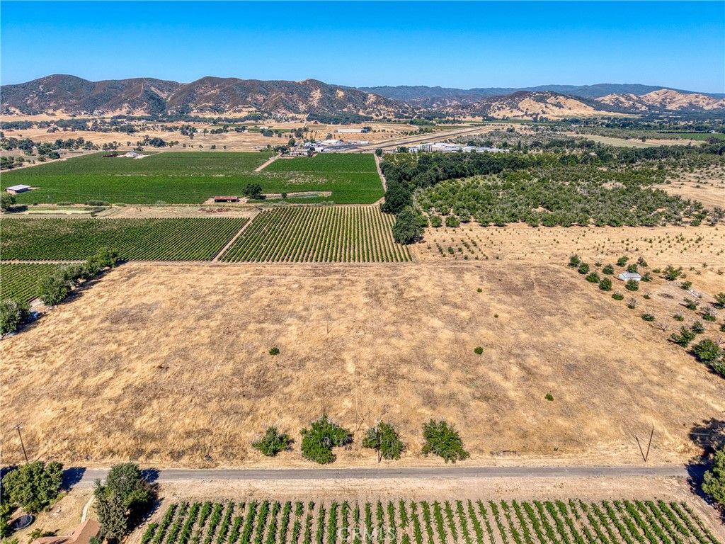 Image 4 of property listing at 4635 Davis Drive, Lakeport, CA 95453