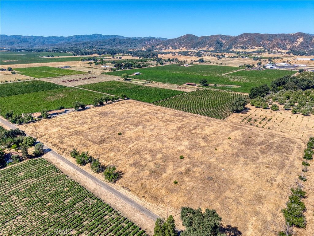 Image 5 of property listing at 4635 Davis Drive, Lakeport, CA 95453