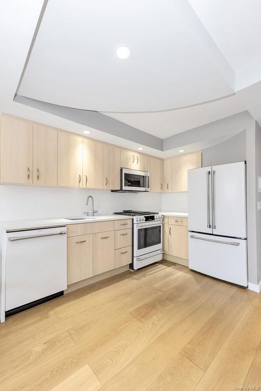 62-54 97th Place 9M, Rego Park, NY 11374 — photo 4
