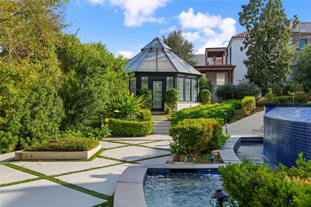 26 Crestwood Drive, Houston, TX 77007