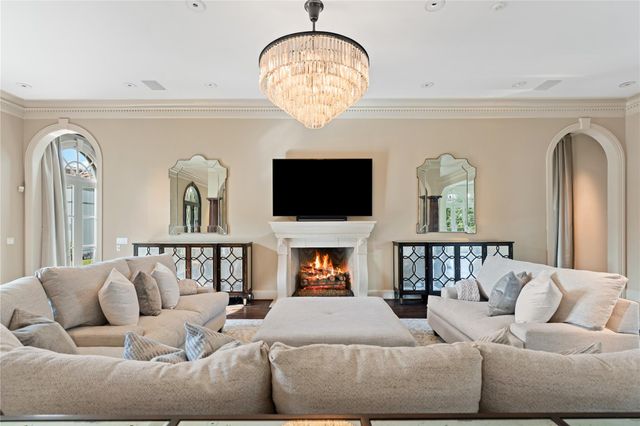 26 Crestwood Drive, Houston, TX 77007