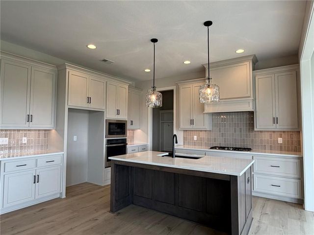 1813 SW Arbormist Drive, Lee's Summit, MO 64082