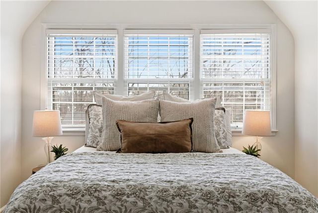 5206 W 70th Street, Prairie Village, KS 66208