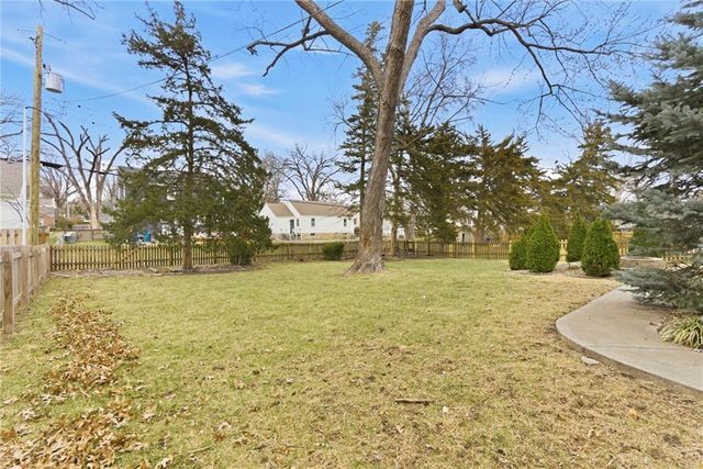 5206 W 70th Street, Prairie Village, KS 66208