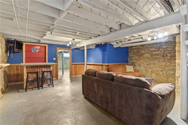 5206 W 70th Street, Prairie Village, KS 66208