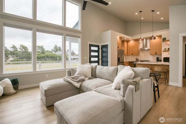 787 Ocean Shores Boulevard SW, Ocean Shores, WA 98569