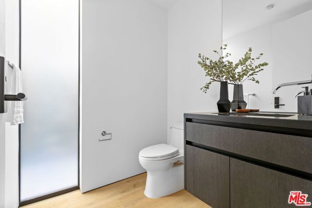 8890 Rosewood Avenue, West Hollywood, CA 90048