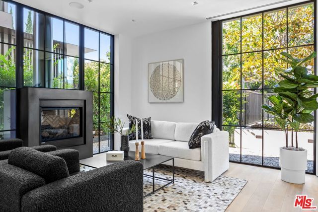 8890 Rosewood Avenue, West Hollywood, CA 90048