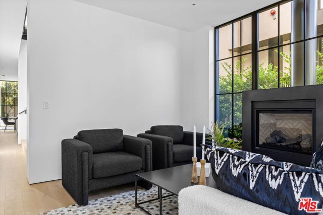 8890 Rosewood Avenue, West Hollywood, CA 90048