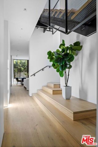 8890 Rosewood Avenue, West Hollywood, CA 90048