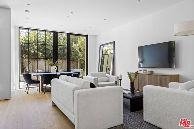 8890 Rosewood Avenue, West Hollywood, CA 90048