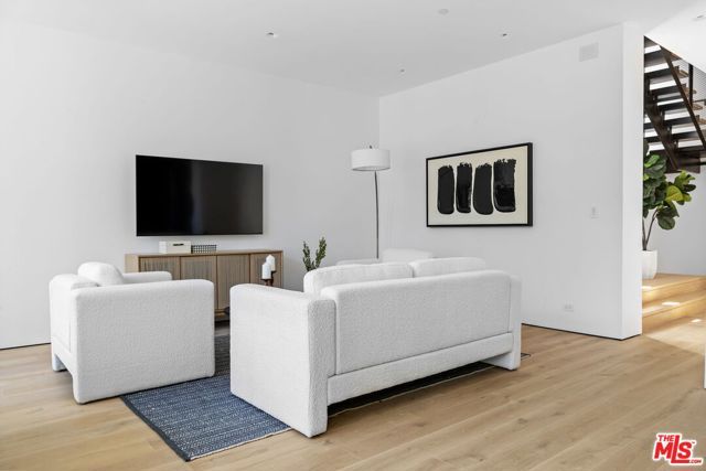 8890 Rosewood Avenue, West Hollywood, CA 90048