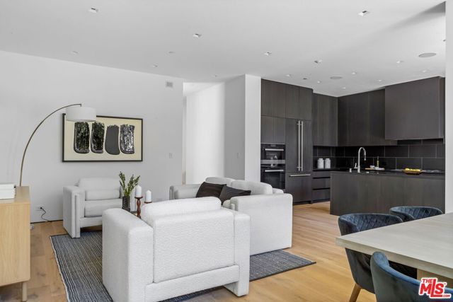 8890 Rosewood Avenue, West Hollywood, CA 90048