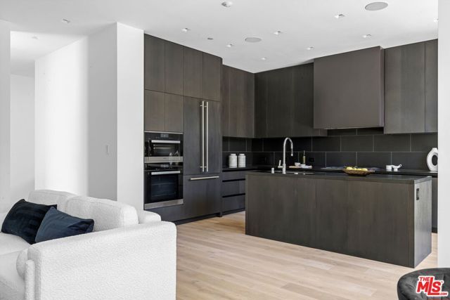 8890 Rosewood Avenue, West Hollywood, CA 90048