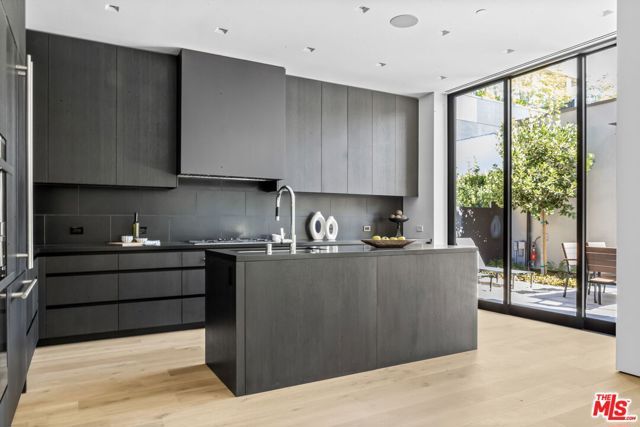 8890 Rosewood Avenue, West Hollywood, CA 90048