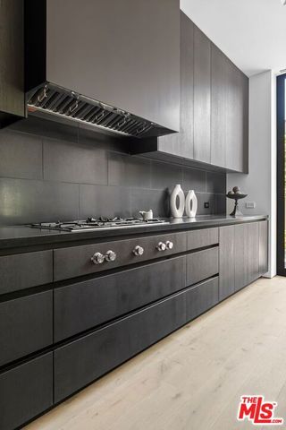 8890 Rosewood Avenue, West Hollywood, CA 90048