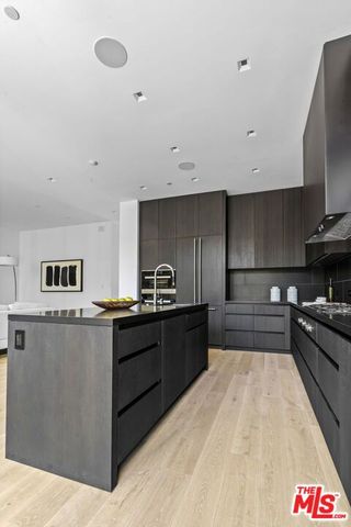 8890 Rosewood Avenue, West Hollywood, CA 90048