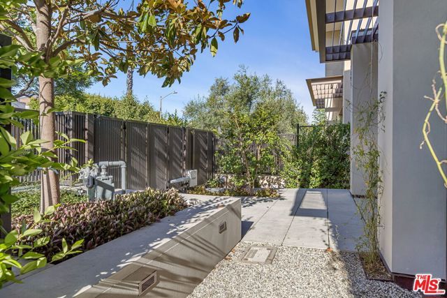 8890 Rosewood Avenue, West Hollywood, CA 90048