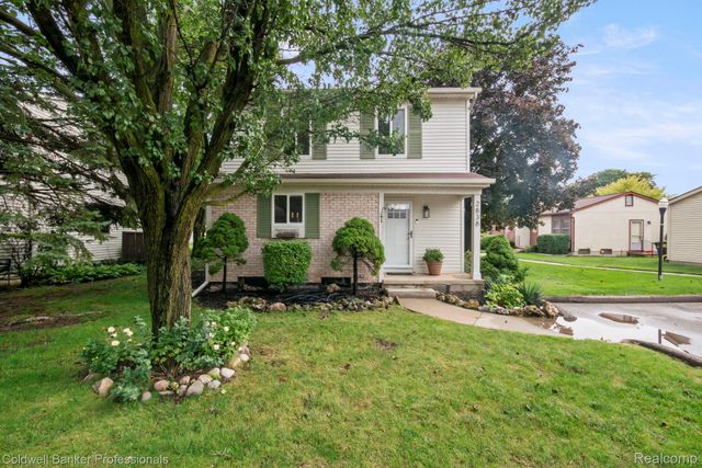 2838 Roundtree Drive, Troy, MI 48083