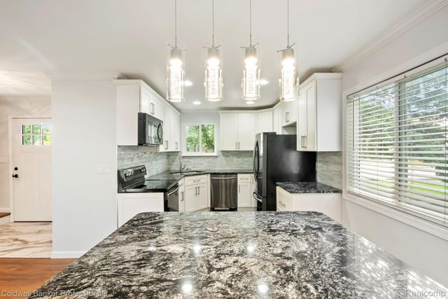 2838 Roundtree Drive, Troy, MI 48083