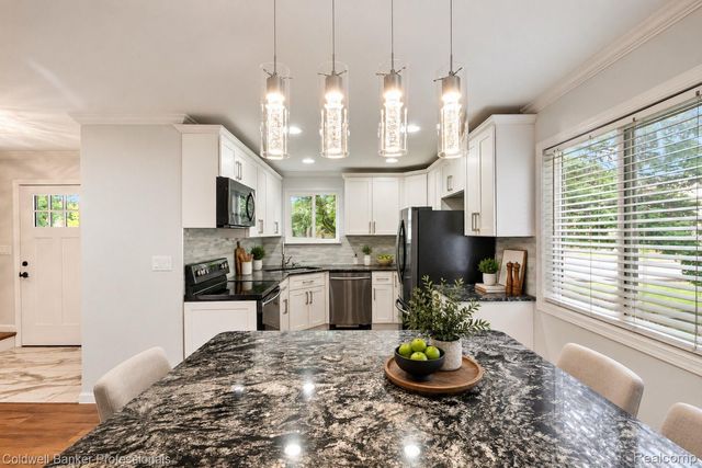 2838 Roundtree Drive, Troy, MI 48083