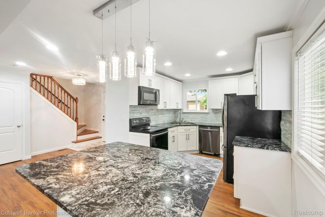 2838 Roundtree Drive, Troy, MI 48083