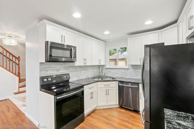 2838 Roundtree Drive, Troy, MI 48083
