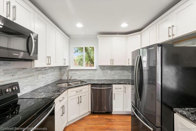 2838 Roundtree Drive, Troy, MI 48083