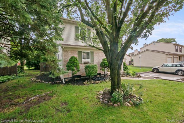2838 Roundtree Drive, Troy, MI 48083