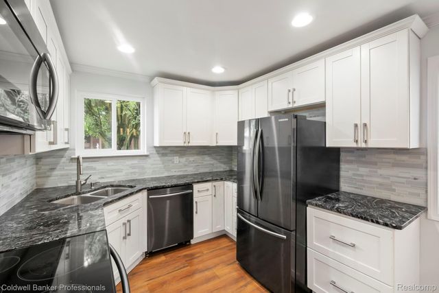 2838 Roundtree Drive, Troy, MI 48083