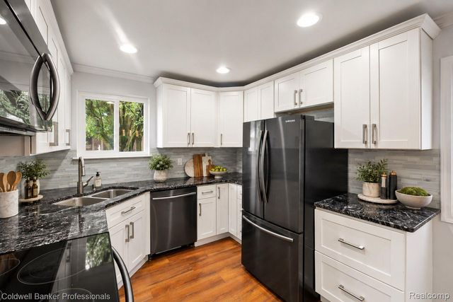 2838 Roundtree Drive, Troy, MI 48083