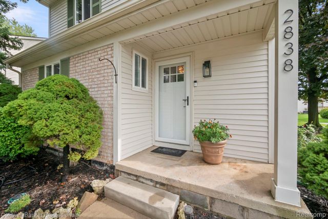 2838 Roundtree Drive, Troy, MI 48083
