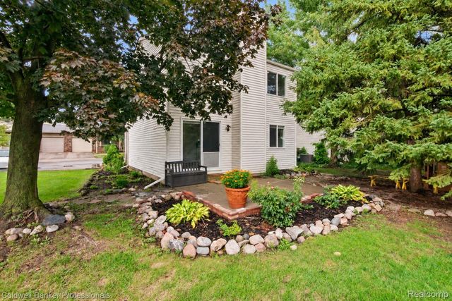 2838 Roundtree Drive, Troy, MI 48083