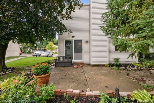 2838 Roundtree Drive, Troy, MI 48083
