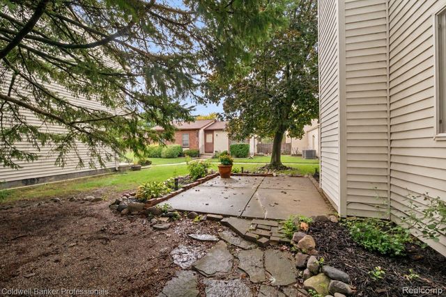 2838 Roundtree Drive, Troy, MI 48083
