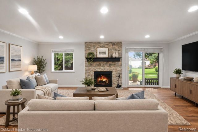 2838 Roundtree Drive, Troy, MI 48083