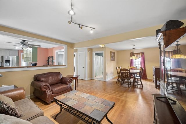 72 Mayfield St, Seekonk, MA 02771