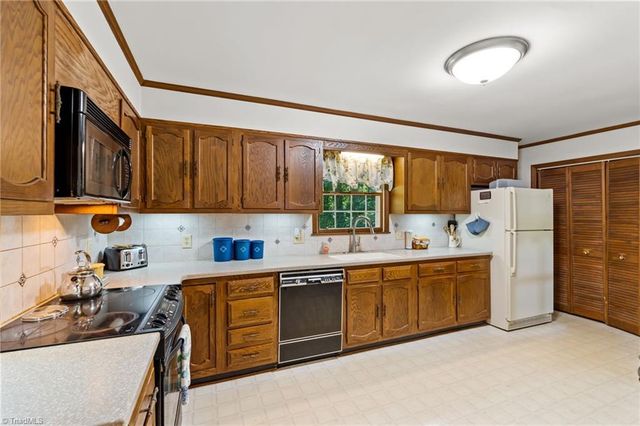 288 Hillside Court, Winston-salem, NC 27107
