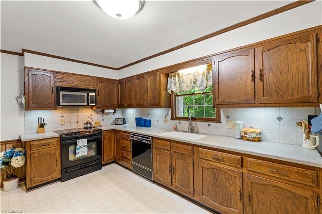 288 Hillside Court, Winston-salem, NC 27107