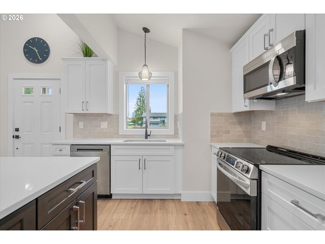 12246 Meadowlawn Dr, Oregon City, OR 97045