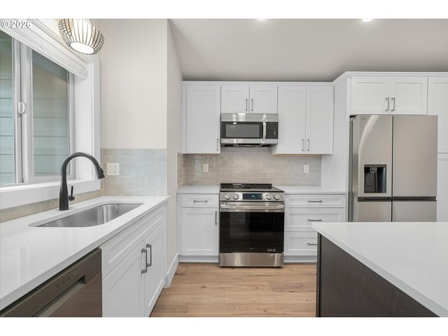 12246 Meadowlawn Dr, Oregon City, OR 97045
