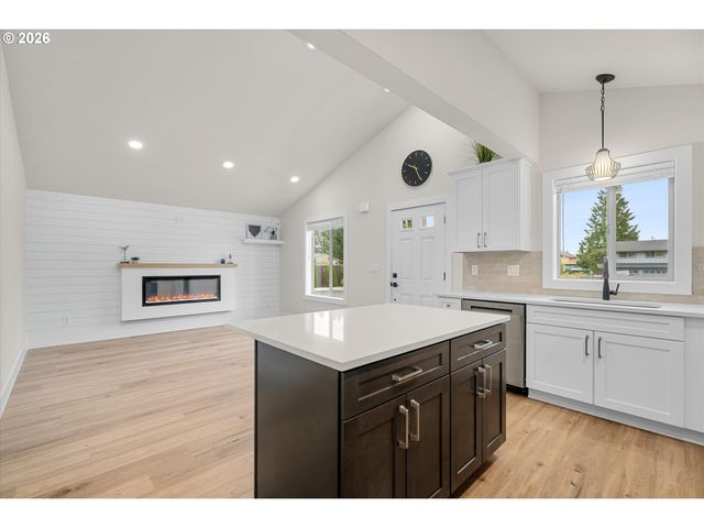 12246 Meadowlawn Dr, Oregon City, OR 97045