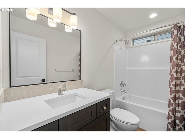 12246 Meadowlawn Dr, Oregon City, OR 97045