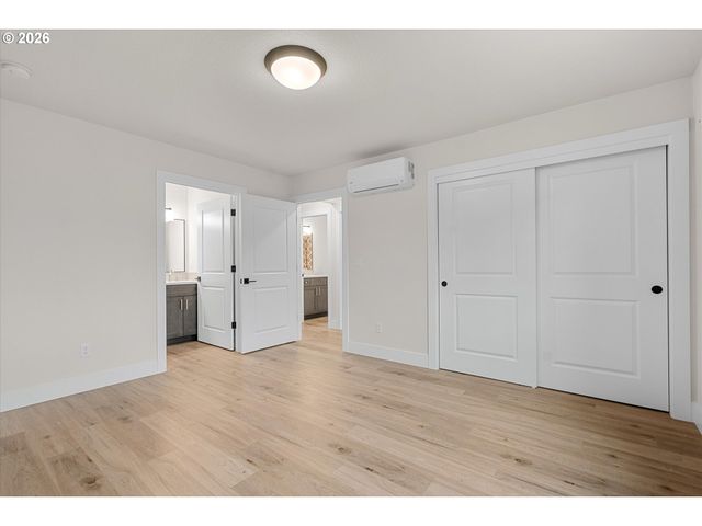12246 Meadowlawn Dr, Oregon City, OR 97045