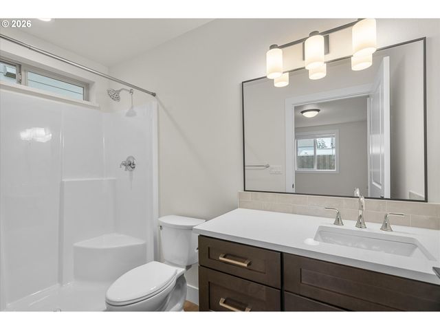 12246 Meadowlawn Dr, Oregon City, OR 97045