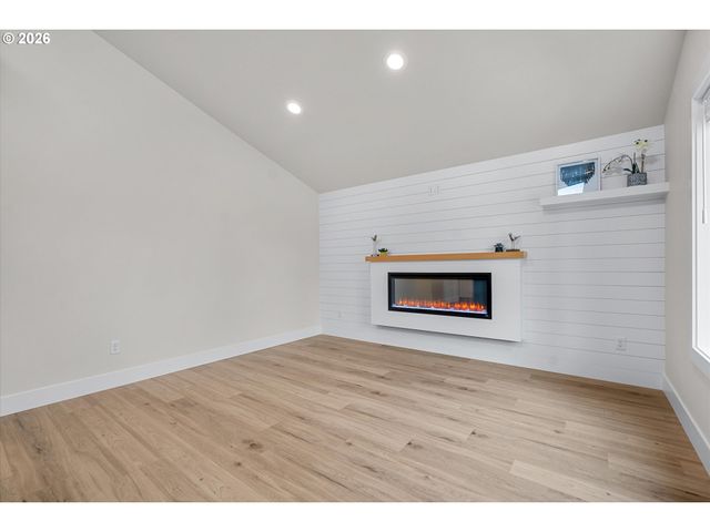 12246 Meadowlawn Dr, Oregon City, OR 97045