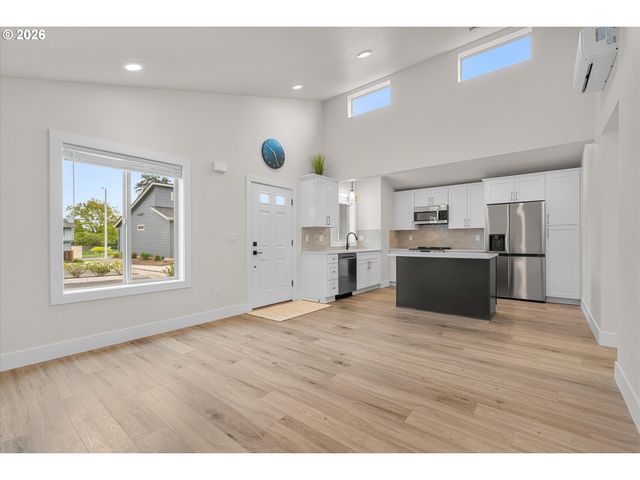 12246 Meadowlawn Dr, Oregon City, OR 97045